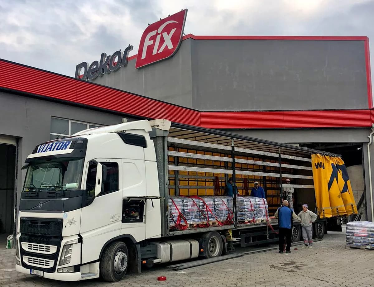 Një kamion duke u ngarkuar me produkte Dekorfix në fabrikën në Shirokë